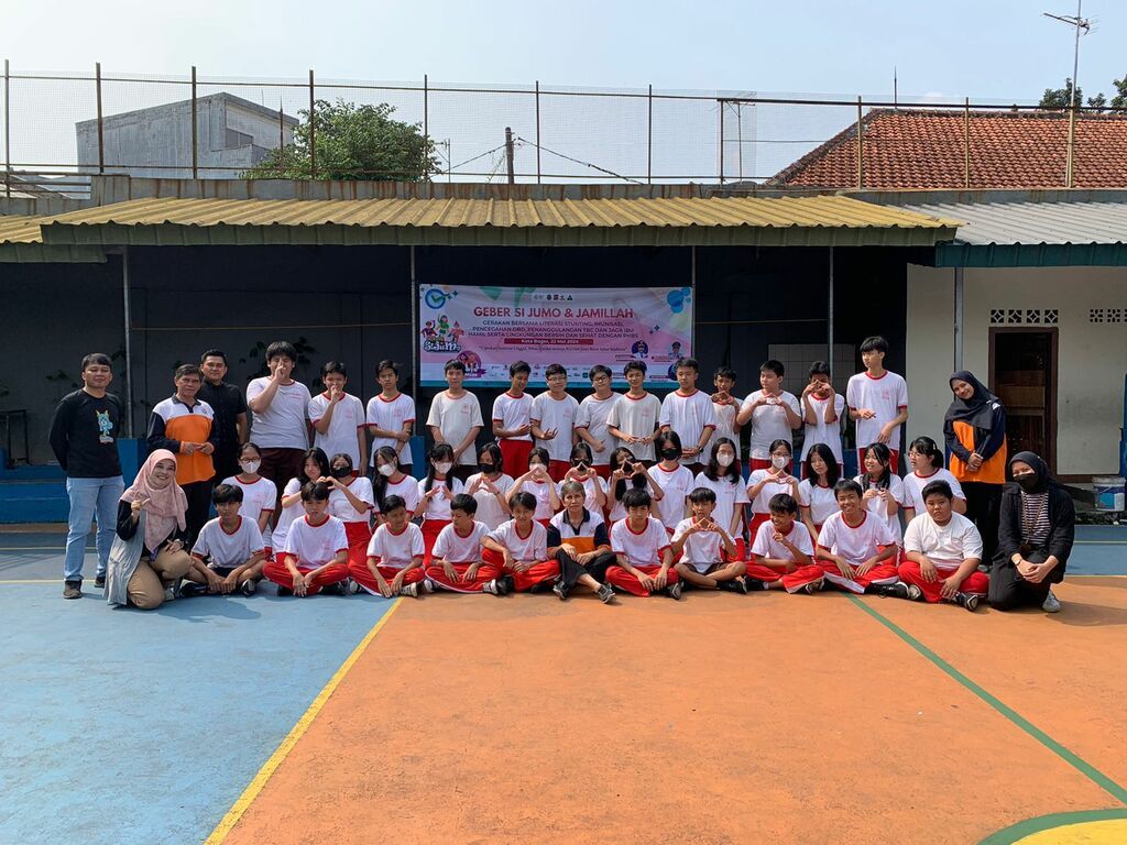 Siswa SMP dan SMA Ananda berfoto bersama