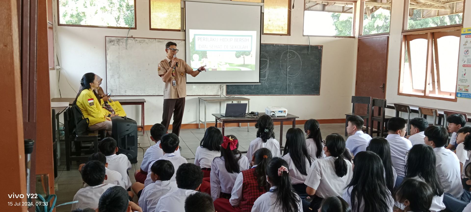Presentasi di ruang kelas