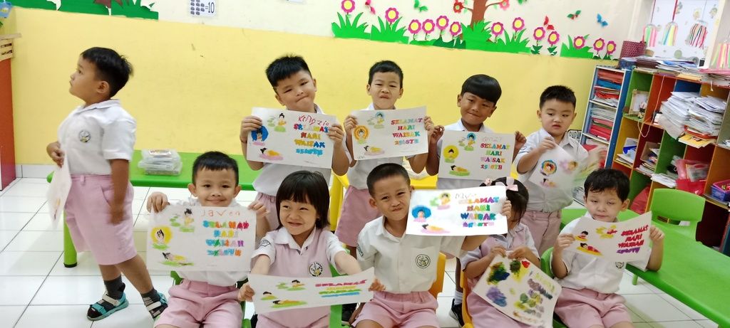 Siswa TK Ananda menunjukkan hasil karya